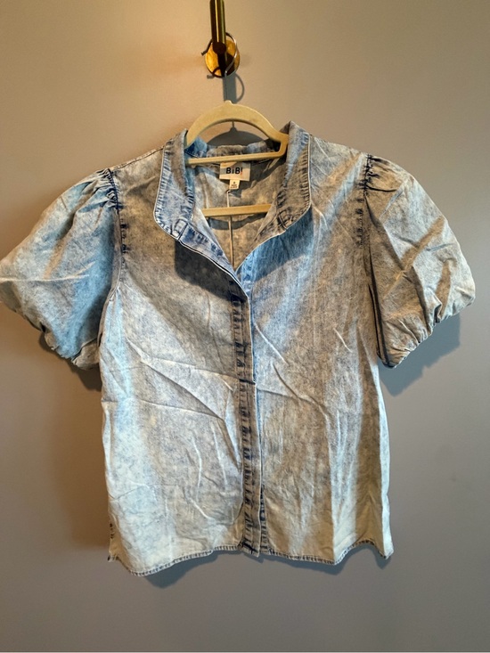 Tops - BiBi NWT Light Wash Denim Puff Sleeve Button Down Top – Small